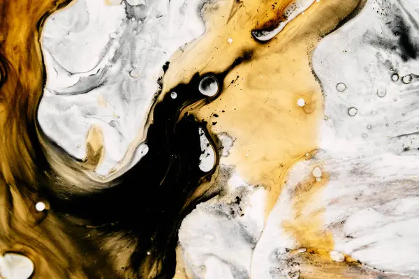 Mürekkep ve krem dokular yumuşak girdaplarla birleşiyor, detaylı soyut kalıplar.