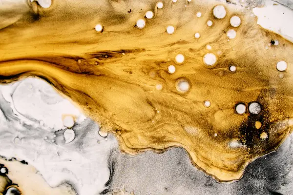 Mürekkep ve sıvı dokular siyah, beyaz ve sarı soyut desenlerle akıyor..