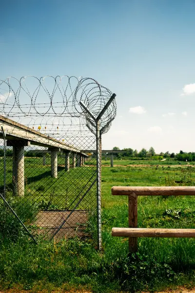 Havalimanı aydınlatma yapısı dikenli teller ve temiz mavi gökyüzünün altındaki merdivenlere erişim, çevre güvenlik kurulumu.
