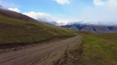 Kırgızistan 'da engebeli bir nehirde sisli hava.