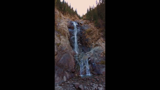 与美丽的瀑布相映成趣 Barskoon瀑布被称为香槟之花旅游 旅游在吉尔吉斯斯坦的概念 场景背景拍摄于4K — 图库视频影像