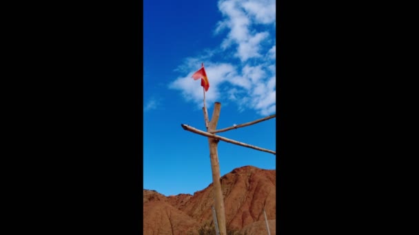 在中亚的童话峡谷中悬挂吉尔吉斯斯坦国旗 吉尔吉斯斯坦美丽的纹理多层次的Fairytale峡谷 — 图库视频影像
