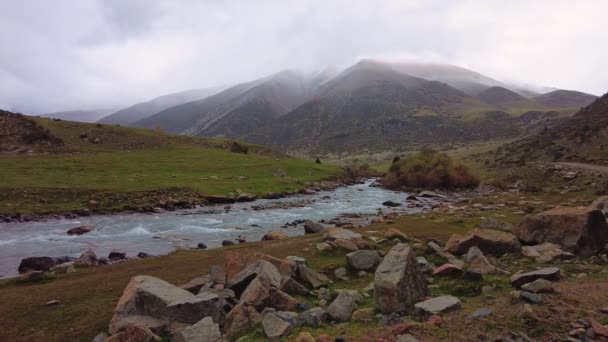 Foggy Väder Grov Flod Kirgizistan — Stockvideo