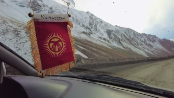靠近上Barskoon瀑布的雪地景观在通往金矿的路上 在吉尔吉斯斯坦旅行的概念 场景背景拍摄于4K — 图库视频影像