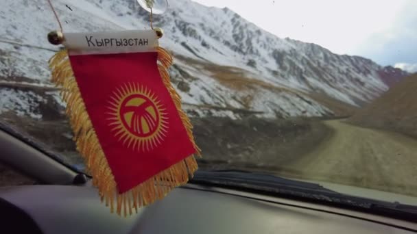 金鉱山への道上Barskoon滝の近くの雪景色 キルギスのコンセプトで旅行 4Kで撮影された風景背景 — ストック動画