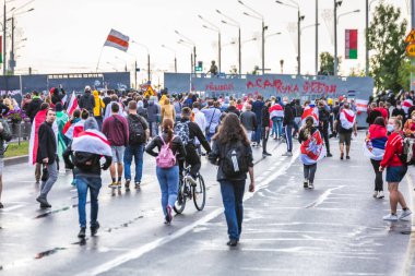 Zırhlı birliklerin arkasında protesto kalabalığı Beyaz Rusya 'daki protestolarda onu koruyor. Minsk, Belarus - Eylül 06, 2020.