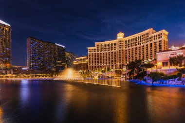 Bellagio Oteli 'nin çeşmeleri. Las Vegas Bulvarı, Nevada' da parlak otel ışıkları. Las Vegas, ABD - 28 Eylül 2018.
