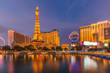 Bellagio Oteli 'nin çeşmeleri. Las Vegas Bulvarı, Nevada' da parlak otel ışıkları. Las Vegas, ABD - 28 Eylül 2018.