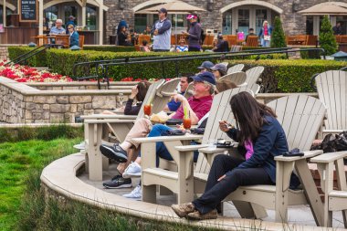 Otelin zengin misafirleri golf sahasındaki golf oyuncularını Pasifik Okyanusu koyundaki toplara vuruyor. Half Moon Bay California 'da. San Francisco, ABD - 15 Eylül 2018.
