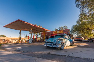 Tarihi Yol 66 'da eski arabaları bulunan ünlü Seligman Kasabası. Seligman, Arizona, Usa - 27 Eylül 2018.