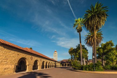 Stanford Üniversitesi kampüs binaları ve koridorları, ABD. Stanford, ABD - 11 Eylül 2018.