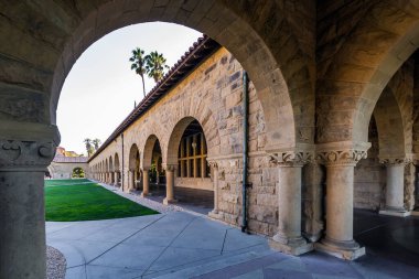 Stanford Üniversitesi kampüs binaları ve koridorları, ABD. Stanford, ABD - 11 Eylül 2018.