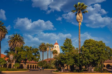 Stanford Üniversitesi kampüs binaları ve koridorları, ABD. Stanford, ABD - 11 Eylül 2018.