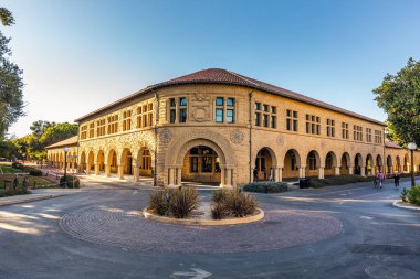 Stanford Üniversitesi kampüs binaları ve koridorları, ABD. Stanford, ABD - 11 Eylül 2018.
