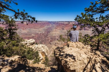 Güzel bir bayan, ABD 'nin Arizona eyaletindeki Grand Canyon' da avantajlı bir bakış açısına sahip. Büyük Kanyon, ABD - 27 Eylül 2018.