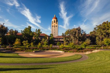 Stanford Üniversitesi kampüs binaları ve koridorları, ABD. Stanford, ABD - 11 Eylül 2018.
