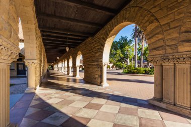 Stanford Üniversitesi kampüs binaları ve koridorları, ABD. Stanford, ABD - 11 Eylül 2018.