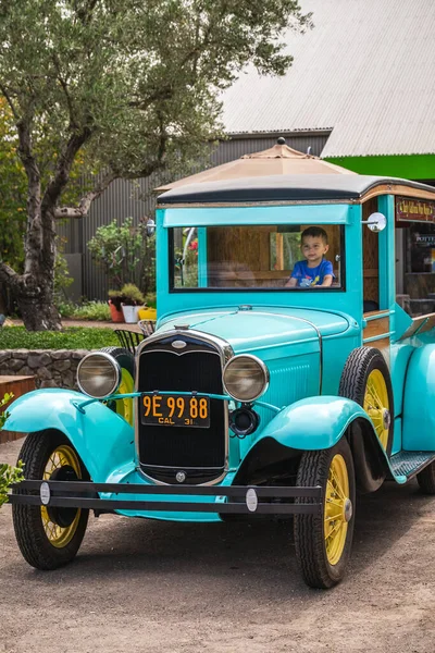 Νεαρό Αγόρι Πίσω Από Τιμόνι Του Παλιού Αυτοκινήτου Στο Τοπικό — Φωτογραφία Αρχείου