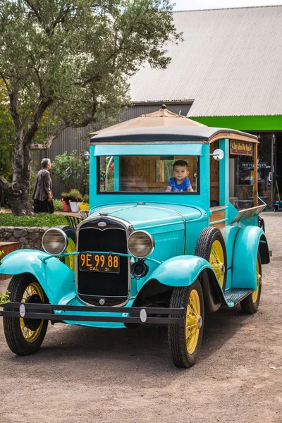 Νεαρό Αγόρι Πίσω Από Τιμόνι Του Παλιού Αυτοκινήτου Στο Τοπικό — Φωτογραφία Αρχείου
