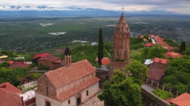 Signagi, Gürcistan 'ın Kakheti bölgesinin en doğusunda yer alan bir şehirdir. Georgias turizm endüstrisinin önemli bir merkezi. Sighnaghi bir Aşk Şehri olarak bilinir..