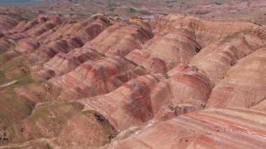 Gareja Çölü, Mravaltskaro, Kakheti, Gürcistan 'daki Gökkuşağı Vadisi Panoraması' nın üzerinde manzara uçuşu.