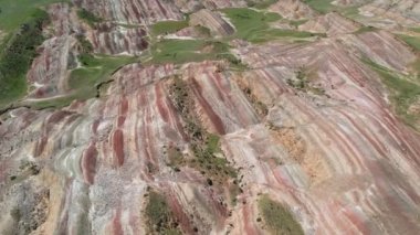 Gareja Çölü, Mravaltskaro, Kakheti, Gürcistan 'daki Gökkuşağı Vadisi Panoraması' nın üzerinde manzara uçuşu.
