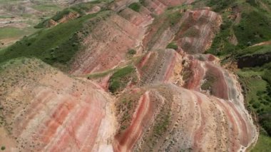 Gareja Çölü, Mravaltskaro, Kakheti, Gürcistan 'daki Gökkuşağı Vadisi Panoraması' nın üzerinde manzara uçuşu.