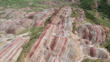 Gareja Çölü, Mravaltskaro, Kakheti, Gürcistan 'daki Gökkuşağı Vadisi Panoraması' nın üzerinde manzara uçuşu.