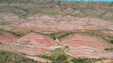 Gareja Çölü, Mravaltskaro, Kakheti, Gürcistan 'daki Gökkuşağı Vadisi Panoraması' nın üzerinde manzara uçuşu.