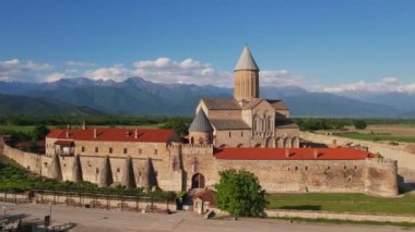 Kakheti 'deki Alaetti Manastırı Kompleksi panoramik manzarası. Kakheti, Gürcistan 'ın doğusunda yer alan bir bölge..