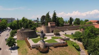 Batonis Tsikhe Kalesi, Telavi 'deki hava manzaralı. Telavi, Gürcistan 'ın Kakheti ilinin bir ilçesidir. Telavi, Gürcistan - 19 Mayıs 2022.