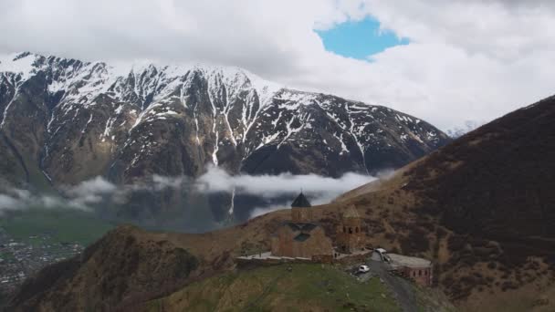 Gergeti Trinity Kilisesi Nin Dağın Üzerinden Ağır Sis Bulutları Akan — Stok video
