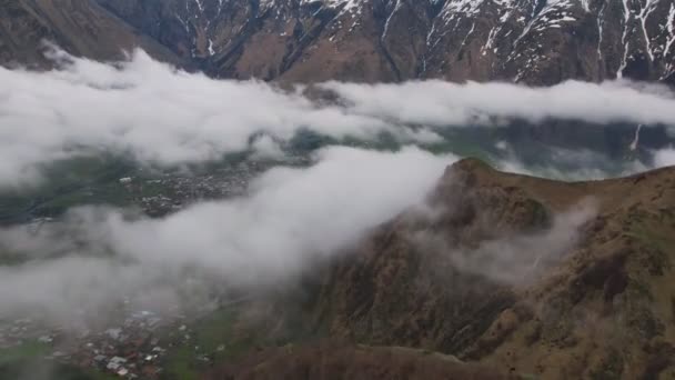 Légi Drón Kilátás Gergeti Szentháromság Templom Nagy Köd Felhők Folynak — Stock videók