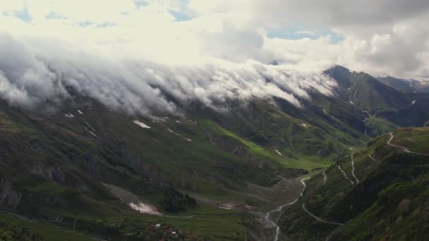 Воздушные Беспилотники Видят Тяжелые Туманные Облака Текущие Над Горой Туманные — стоковое видео
