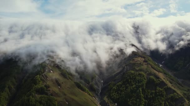 Повітряний Безпілотний Вид Важких Туманних Хмар Протікають Над Горою Густі — стокове відео