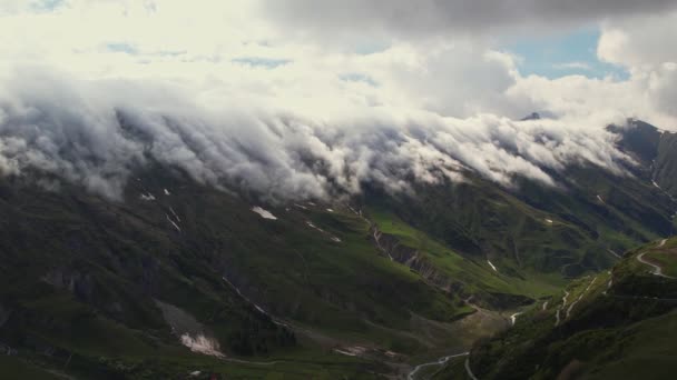 Légi Drón Kilátás Nehéz Ködfelhők Áramlik Hegy Felett Ködös Felhők — Stock videók