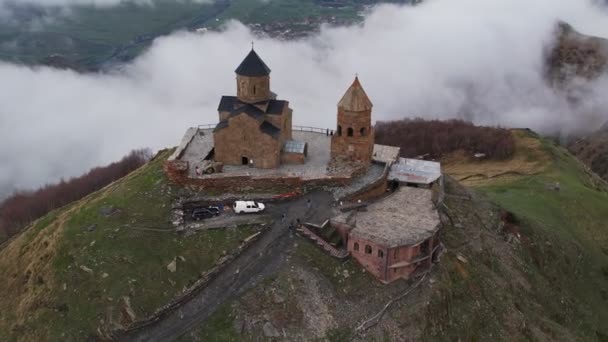 Повітряний Безпілотний Вид Троїцьку Церкву Гергеті Важкими Туманними Хмарами Протікають — стокове відео