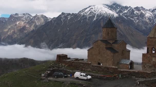 Vue Aérienne Par Drone Église Gergeti Trinity Avec Gros Nuages — Video