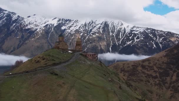 Повітряний Безпілотний Вид Троїцьку Церкву Гергеті Важкими Туманними Хмарами Протікають — стокове відео
