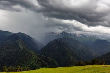 Dağların hava manzarası bulutlar ve fırtına bulutlarıyla dolu. Kafkas Dağları, Gürcistan 'ın Svaneti bölgesi.