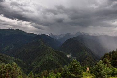 Dağların hava manzarası bulutlar ve fırtına bulutlarıyla dolu. Kafkas Dağları, Gürcistan 'ın Svaneti bölgesi.