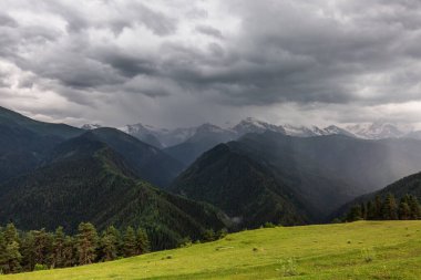 Dağların hava manzarası bulutlar ve fırtına bulutlarıyla dolu. Kafkas Dağları, Gürcistan 'ın Svaneti bölgesi.