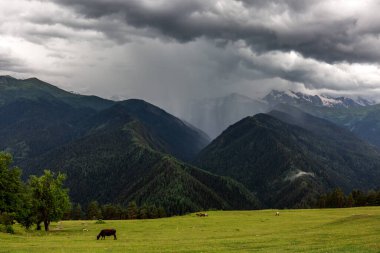 Dağların hava manzarası bulutlar ve fırtına bulutlarıyla dolu. Kafkas Dağları, Gürcistan 'ın Svaneti bölgesi.