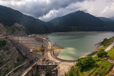 Enguri hidroelektrik santrali HES. Enguri Barajının yanındaki geniş Inguri Nehri Jvari Barajı, dağlarla çevrili, Yukarı Svaneti, Gürcistan. Dünyanın ikinci en yüksek beton barajı..