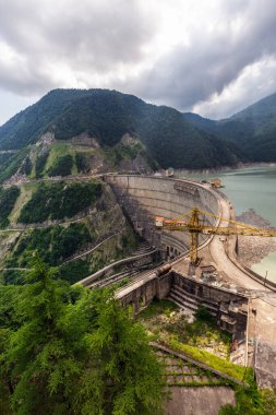 Enguri hidroelektrik santrali HES. Enguri Barajının yanındaki geniş Inguri Nehri Jvari Barajı, dağlarla çevrili, Yukarı Svaneti, Gürcistan. Dünyanın ikinci en yüksek beton barajı..
