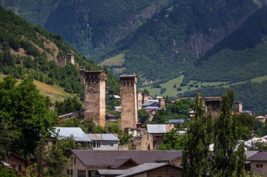 Arka planda tipik Svan kulesi evleri ve karlı dağları olan Mestia köyü. Yukarı Svaneti, Georgia.