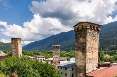 Arka planda tipik Svan kulesi evleri ve karlı dağları olan Mestia köyü. Yukarı Svaneti, Georgia.