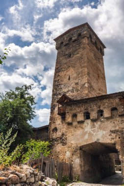 Arka planda tipik Svan kulesi evleri ve karlı dağları olan Mestia köyü. Yukarı Svaneti, Georgia.