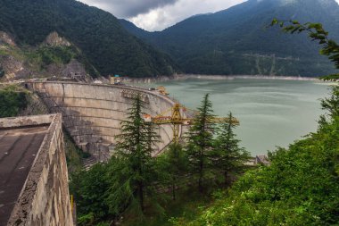 Enguri hidroelektrik santrali HES. Enguri Barajının yanındaki geniş Inguri Nehri Jvari Barajı, dağlarla çevrili, Yukarı Svaneti, Gürcistan. Dünyanın ikinci en yüksek beton barajı..