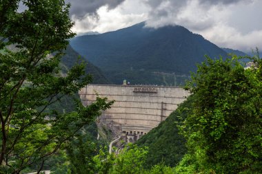 Enguri hidroelektrik santrali HES. Enguri Barajının yanındaki geniş Inguri Nehri Jvari Barajı, dağlarla çevrili, Yukarı Svaneti, Gürcistan. Dünyanın ikinci en yüksek beton barajı..